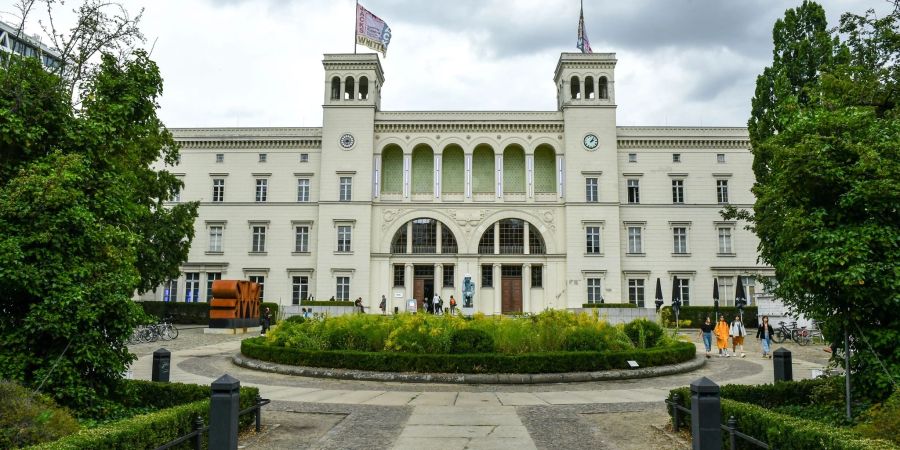 Das Gebäude vom Hamburger Bahnhof - Museum für Gegenwart in der Invalidenstrasse. Das Museum ist Teil der Nationalgalerie.