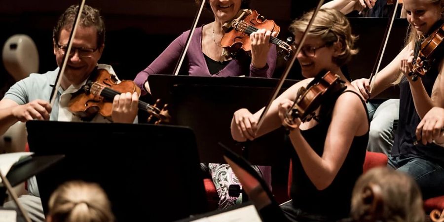 Das renommierte Royal Concertgebouw Orchestra aus Amsterdam engagiert sich in der Nachwuchsförderung - auch in der Schweiz. Am Dienstagnachmittag treten acht Musikerinnen und Musiker des Orchesters zusammen mit zwölf Nachwuchstalenten aus der Schweiz an einem Gratiskonzert im Bahnhof in Zürich auf.