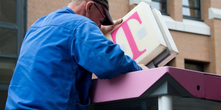 Diese Telefonzelle wird gleich ganz abgebaut. An den den bundesweit noch rund 12.000 verbliebenen Fernsprechern wird am Montag die die Münzzahlung «deaktiviert».