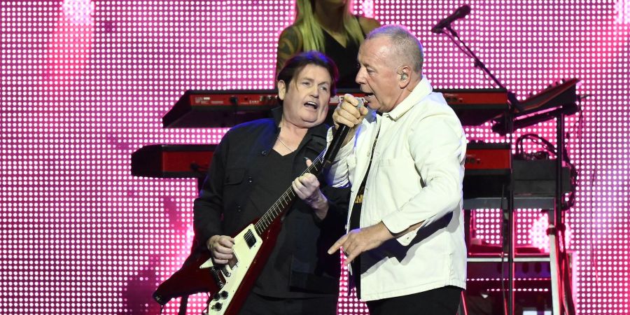 Sänger James Kerr (r) mit Gitarrist Charlie Burchill bei der «40 Years Of Hits Tour» in Rom.
