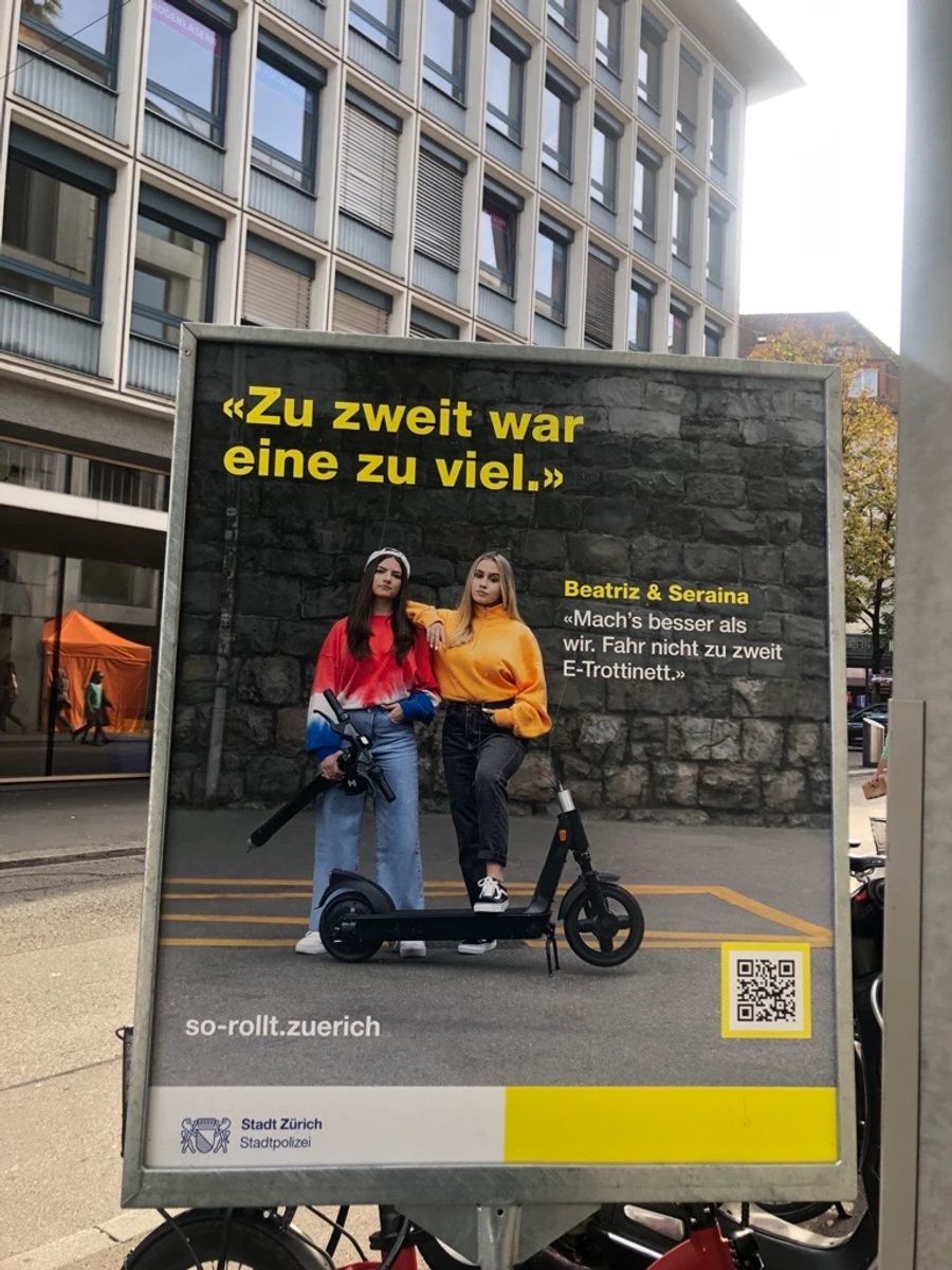 Die Stadtpolizei Zürich will mit einer Kampagne davon abhalten, zu zweit auf einem E-Scooter zu fahren.