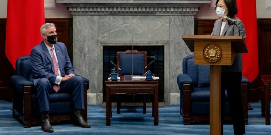 Der US-Gouverneur Eric Holcomb (l.) und Taiwans Präsidentin Tsai Ing-wen
