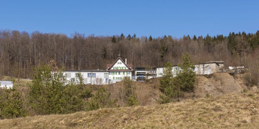 Die Sucht- und Rehaklinik Effingerhort oberhalb von Holderbank (AG).