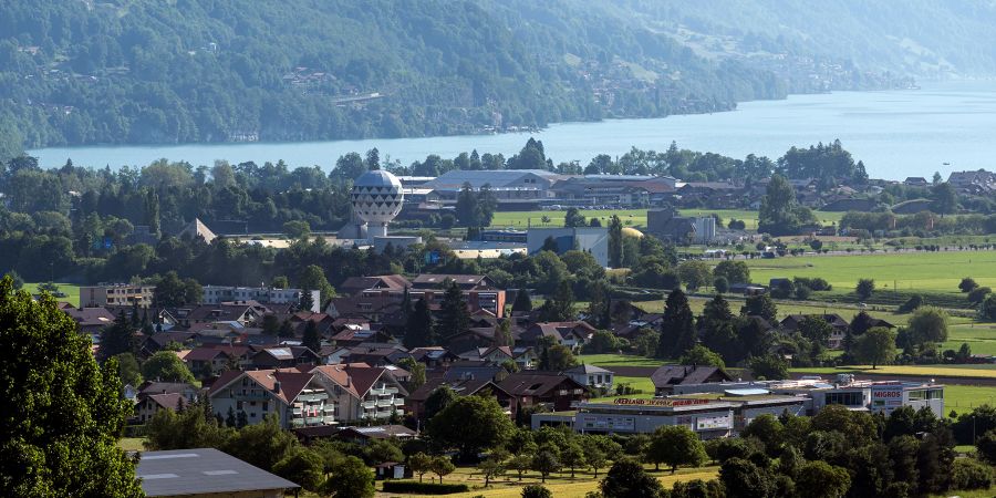 Blick von Wilderswil auf den Jungfrau Park und den Brienzersee.