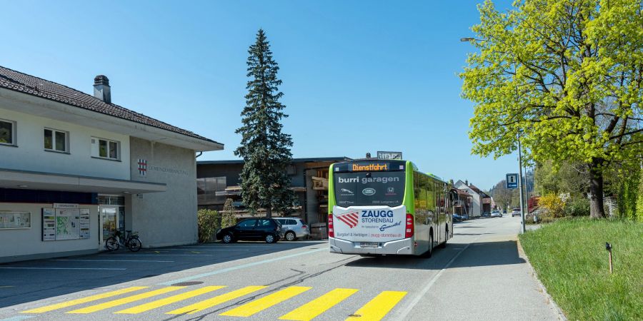 Die Dorfstrasse in Signau mit einem BLS Bus und der Gemeindeverwaltung links.
