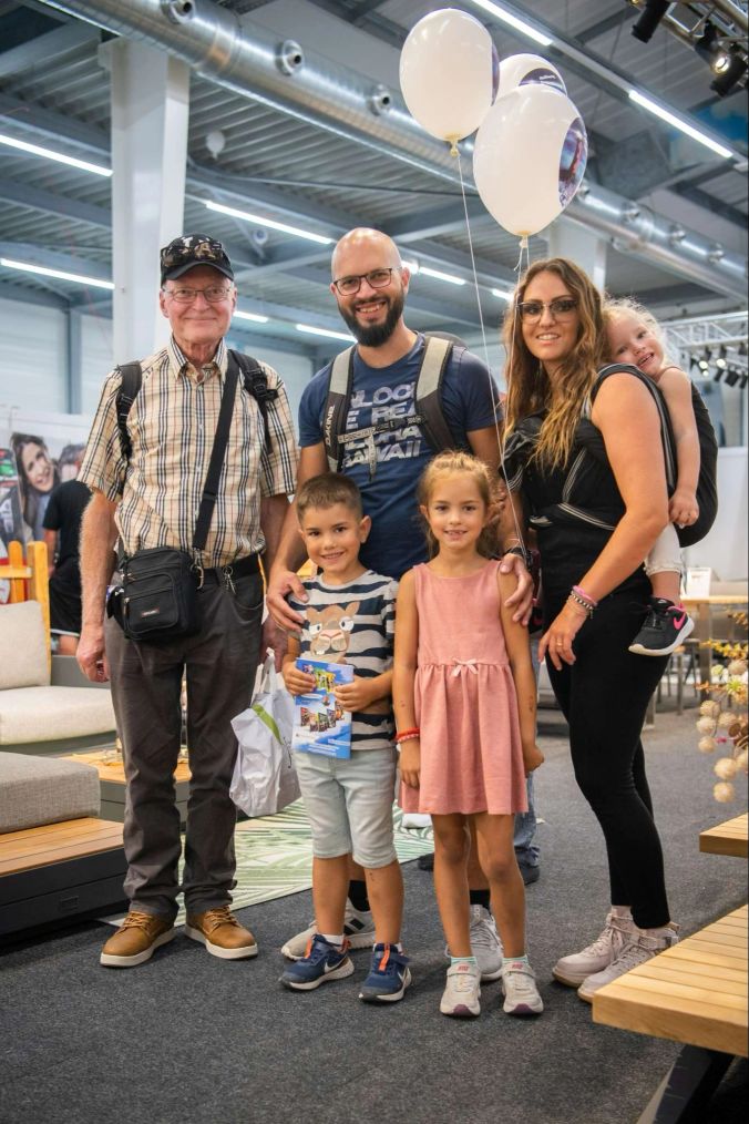 Familie Bonini aus Jona entdeckt gemeinsam die vielen Stände der Messe.