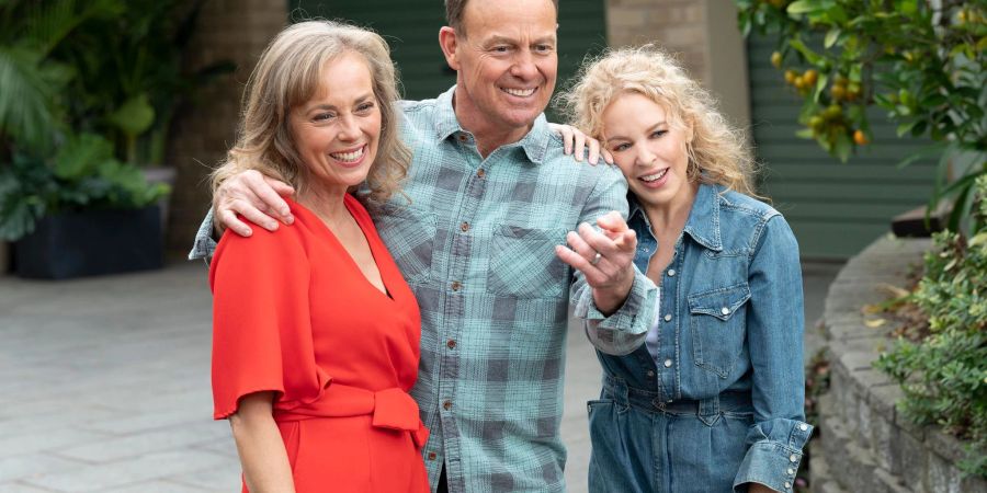 Annie Jones als Jane Harris (l), Jason Donovan als Scott Robinson und Kylie Minogue als Charlene Robinson am Set  der TV-Serie «Neighbours».