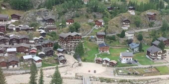 Im Walliser Lötschental verschüttete ein Erdrutsch die Strasse zwischen Wiler und Blatten. Im Walliser Lötschental verschüttete ein Erdrutsch die Strasse zwischen Wiler und Blatten.