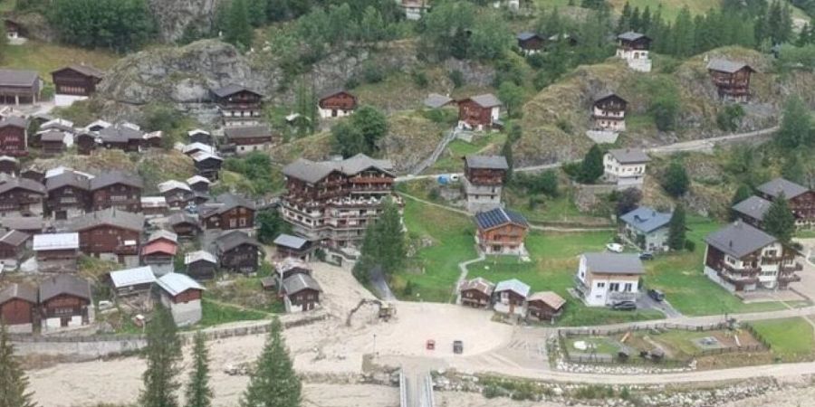 Im Walliser Lötschental verschüttete ein Erdrutsch die Strasse zwischen Wiler und Blatten.