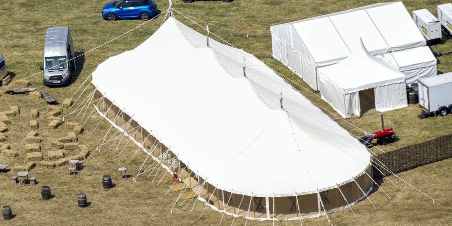 Ein Festzelt auf dem Gelände von Daylesford House aufgebaut.