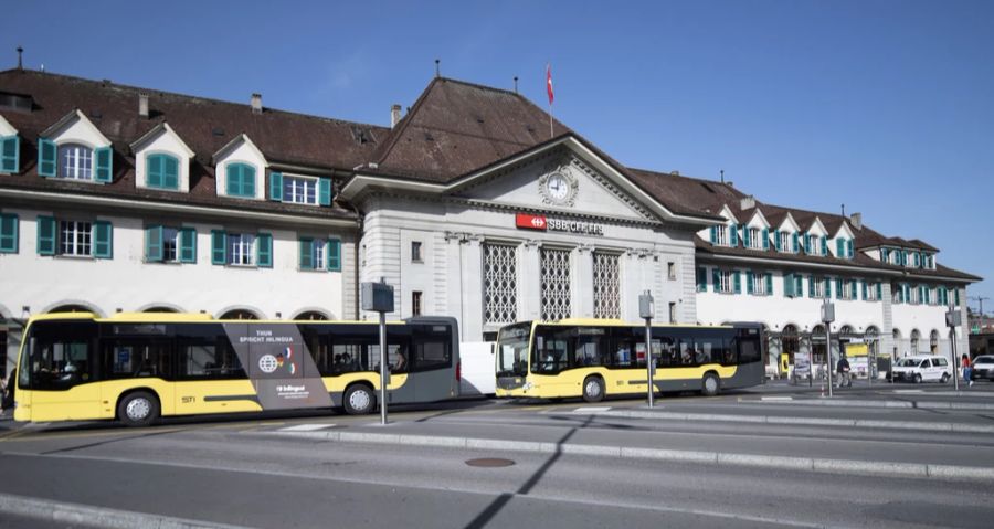 Es sei eine Massnahme gewesen, um die Verspätung aufzuholen und zu erreichen, dass der Bus spätestens vom Bahnhof Thun wieder pünktlich abfahren konnte.
