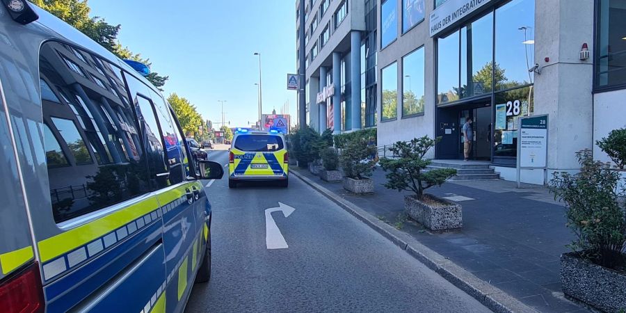 Im Wuppertaler Haus der Integration ist eine Mitarbeiterin der Behörde vermutlich mit einem Messer schwer verletzt worden.
