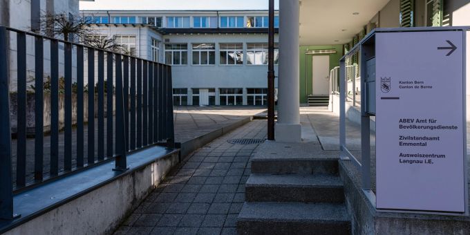 Das Gebäude der kantonalen Verwaltung an der Marktgasse 7 in Langnau. Hier befindet sich das Amt für Bevölkerungsdienste, das Zivilstandesamt und das Ausweiszentrum. Das Gebäude der kantonalen Verwaltung an der Marktgasse 7 in Langnau. Hier befindet sich das Amt für Bevölkerungsdienste, das Zivilstandesamt und das Ausweiszentrum.