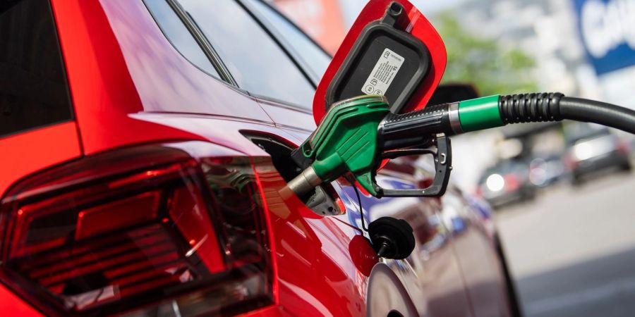 Autofahrer tanken am Abend günstiger als am Morgen. Bis zu 12 Cent pro Liter lassen sich zur richtigen Tageszeit sparen.