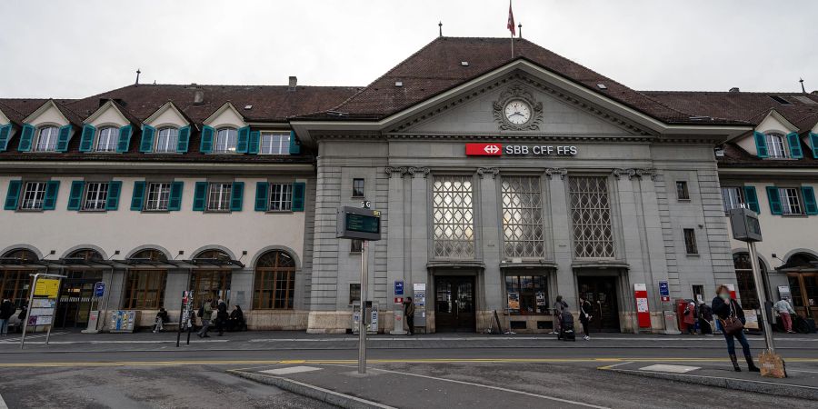 Der Bahnhof Thun und der Bahnhofplatz mit den STI Perrons.