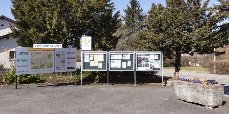 Infotafeln beim Gemeindehaus Mägenwil.