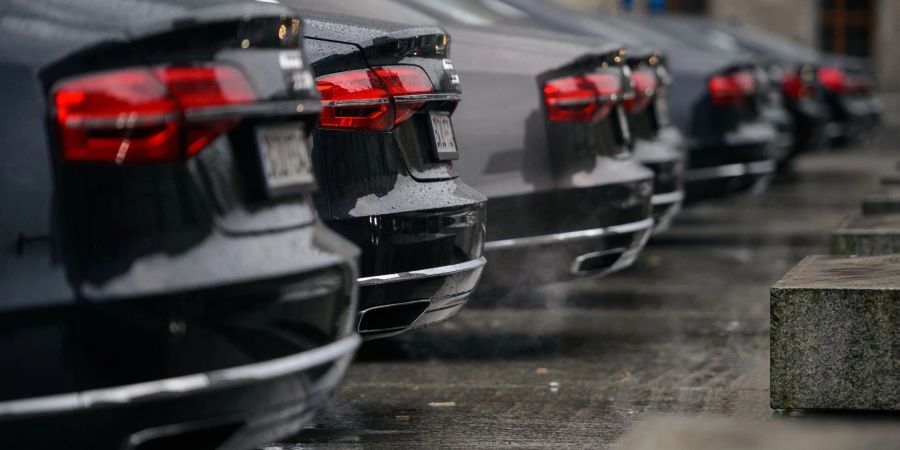 Dienstfahrzeuge von Politikern parken im Regierungsviertel.