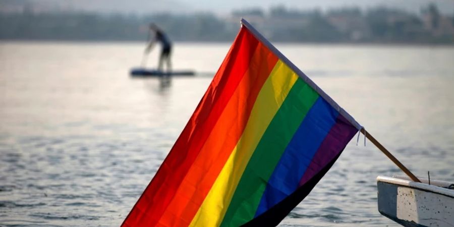 Regenbogenflagge an Boot