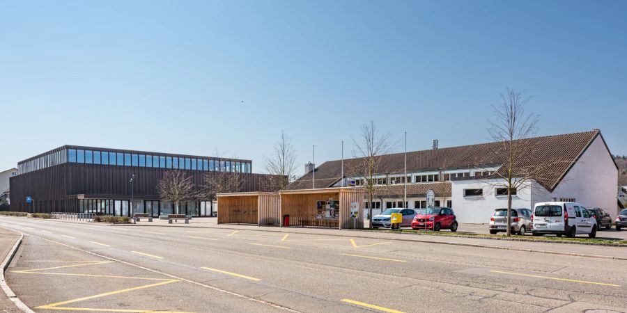 Die Mehrzweckhalle an der Hauptstrasse in Hausen (AG).