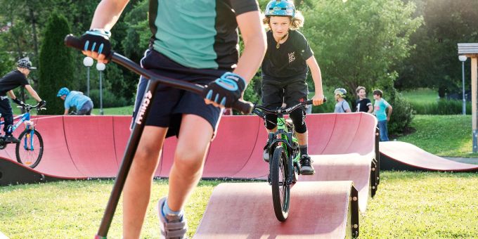 Der Pumptrack «Zügl Hügl» steht neu im Schmelen Ennenda. Pumptrack «Zügl Hügl»