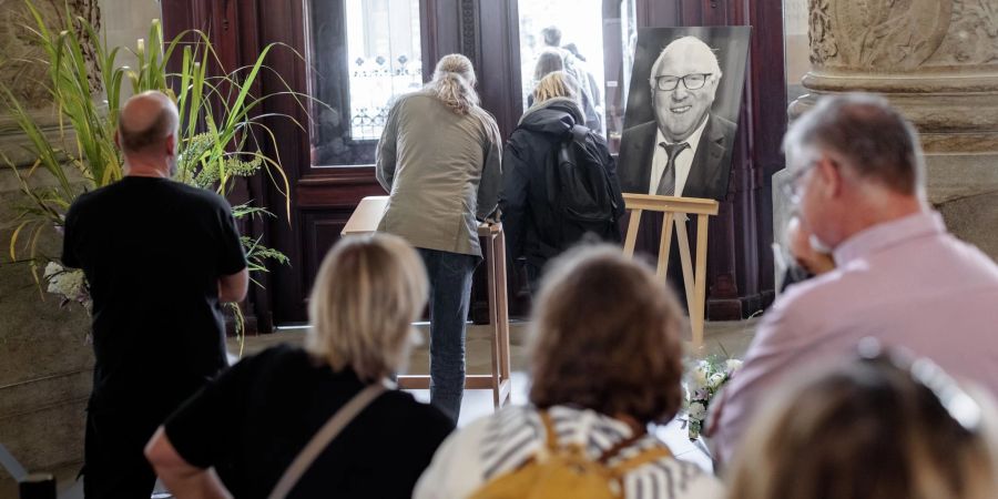 Hamburger tragen sich im Rathaus in ein Kondolenzbuch für Uwe Seeler ein.