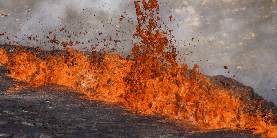 Lava fliesst aus dem Vulkan Fagradalsfjall. Auf Island hat ein erneuter Vulkanausbruch begonnen. Die erwartete Eruption habe in der Nähe des Bergs Fagradalsfjall auf der Reykjanes-Halbinsel südwestlich von Reykjavik begonnen, teilte die isländische Wetterbehörde am Mittwochnachmittag mit. Foto: Marco Di Marco/AP/dpa