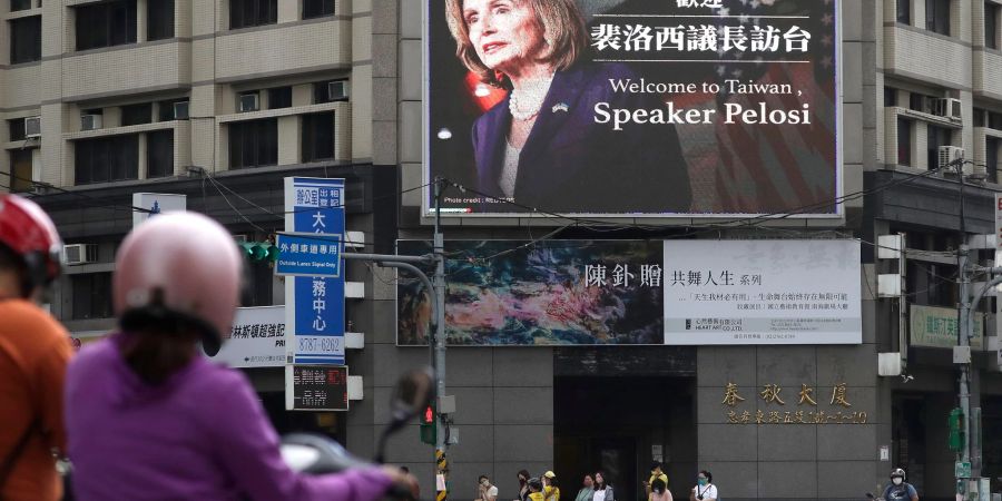 Angesichts der Drohungen aus China hat die Vorsitzende des US-Repräsentantenhauses, Pelosi, dem demokratischen Taiwan die Unterstützung der USA zugesichert.