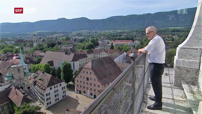 Der FDP-Nationalrat und Solothurner Stadtpräsident Kurt Fluri blickt über historische Bauten «seiner» Stadt in einem Beitrag von «Schweiz aktuell». Kurt Fluri Solothurn