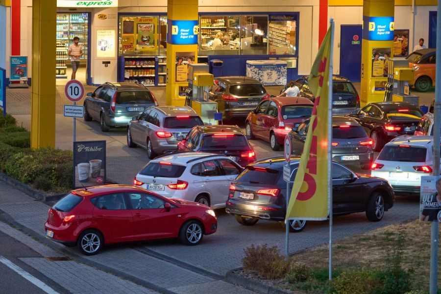 Zahlreiche Autofahrer versuchten am Mittwoch noch, ein letztes Mal «günstig» zu tanken.