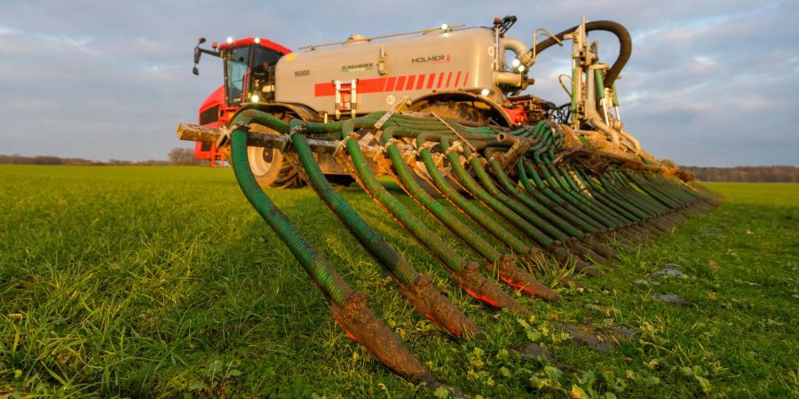 Ein Landwirt in Niedersachsen düngt sein Feld mit Gülle.