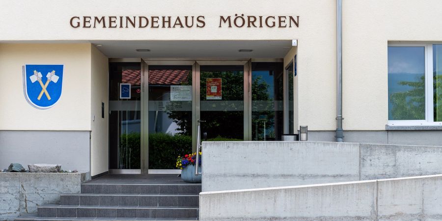 Der Eingang zum Gemeindehaus Mörigen an der Schulstrasse 21.