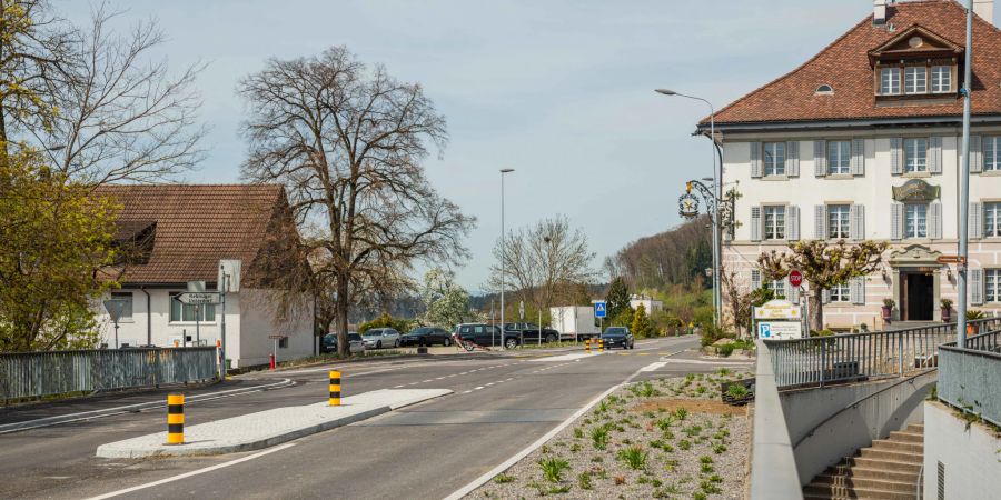 Die Niederwilerstrasse im Dorfzentrum von Eggenwil im Reusstal des Kanton Aargau.