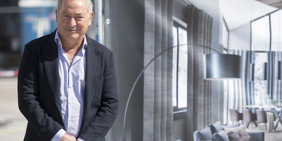 Orascom DH, das Unternehmen von Samih Sawiris, schrieb im ersten Halbjahr 2022 wieder schwarze Zahlen. Im Bild: Sawiris vor einem Bild eines Zimmers des Haus Alpenrose in Andermatt 2017. (Archivbild)