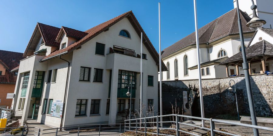 Die Gemeindeverwaltung Hasle LU am Dorf 15 und rechts die katholische Kirche von Hasle.