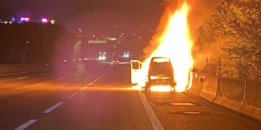 A2/ Augst: Fahrzeugbrand erfordert Feuerwehreinsatz