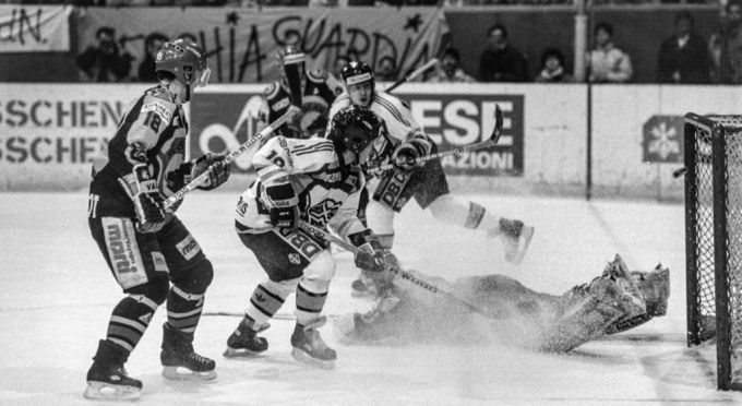 Lugano erzielt im Final gegen den SCB einen Treffer. SCB-Torhüter Tosio am Boden. SCb Lugano National League