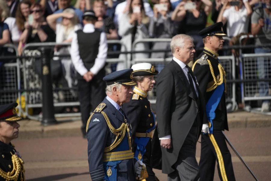 Die Kinder von Queen Elizabeth, Charles, Anne, Andrew und Edward gehen nebeneinander hinter dem Sarg.