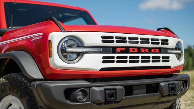 Unter der Haube bleibt wenig Auswahl, die Heritage Edition kommt mit vier Zylindern, die Limited Edition mit sechs Ford Bronco Heritage Edition