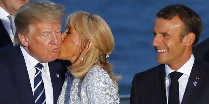 Der damalige US-Präsident Donald Trump begrüsst Brigitte Macron am G7-Gipfel 2019 in Biarritz. Daneben lacht Emmanuel Macron. Donald Trump