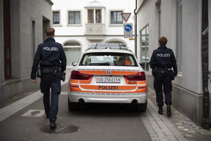 Beim Dorfeingang wurden die ersten Traktoren aber von sechs Einsatzkräften der Kantonspolizei St. Gallen abgefangen. (Symbolbild)