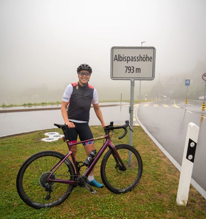 Kurzer Stopp auf dem Albispass, der als zweiter Pass am Freitag gefahren wurde Monika Sattler und ihr Velo