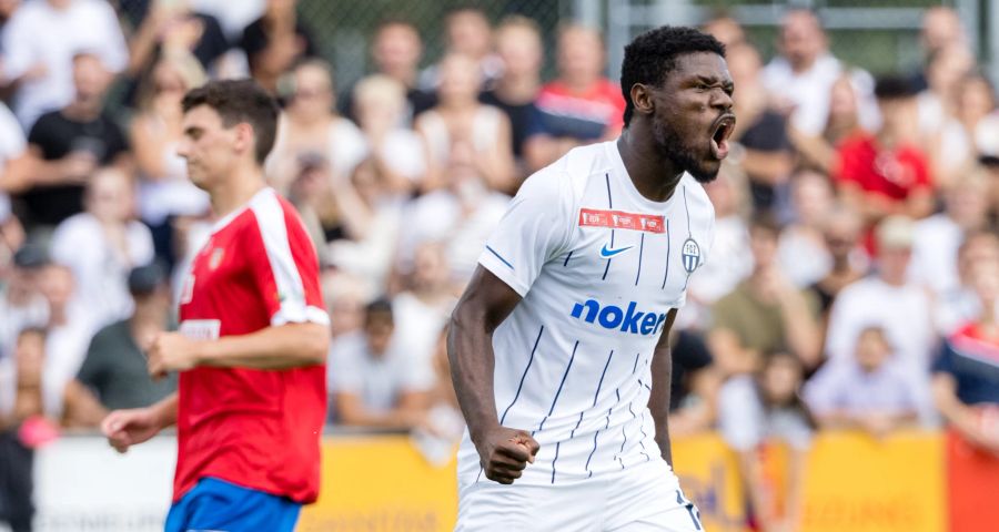 Zürichs Aiyegun Tosin bejubelt sein Penaltytor zum 2:0 im Cupspiel gegen den SC Cham.