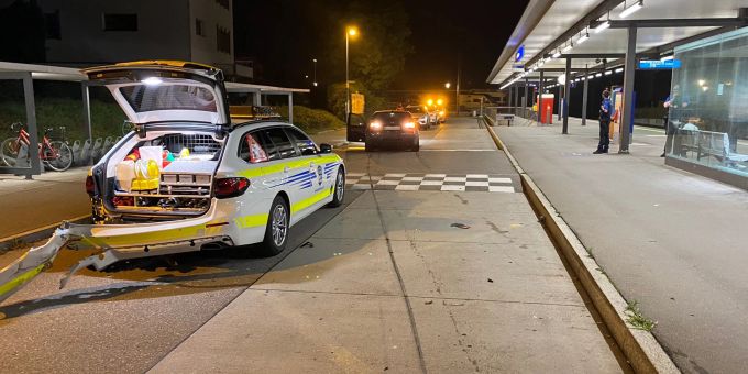 Wettingen/ Buchs ZH: Lenker flieht vor Polizei auf A1 und verunfallt. Kantonspolizei Aargau