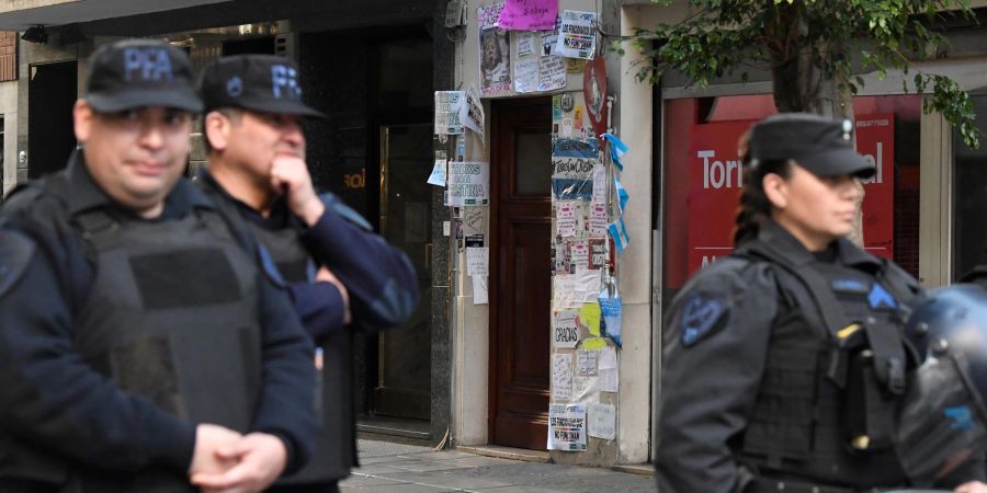 Bundespolizisten bewachen in Buenos Aires den Eingang zum Haus der argentinischen Vizepräsidentin Fernandez de Kirchner.