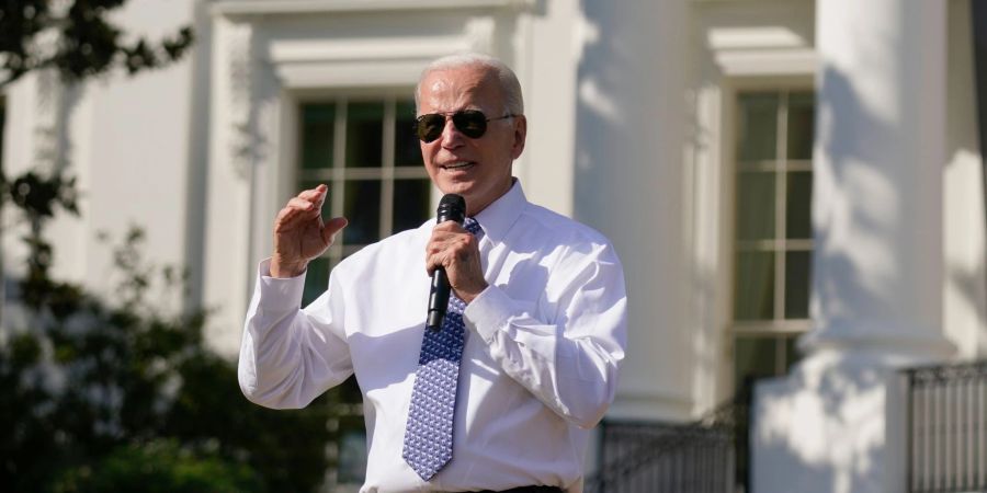 US-Präsident Biden feiert sein neu beschlossenes Gesetzespaket für Klimaschutz und Soziales.