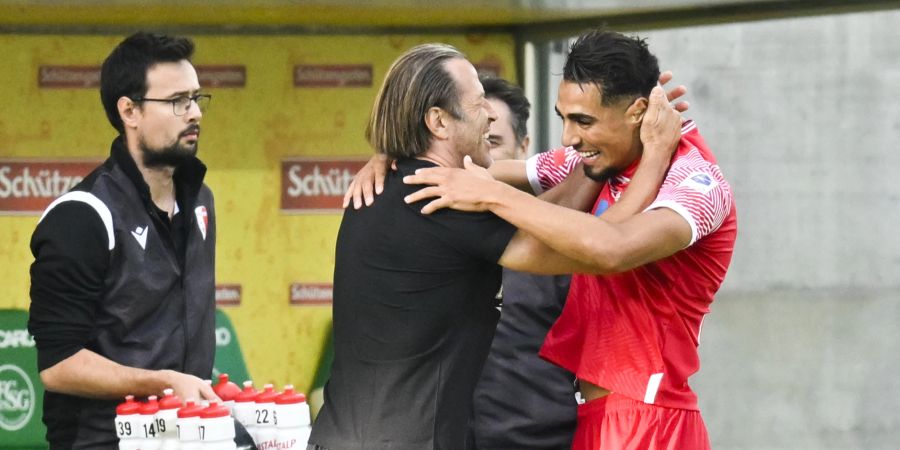 Sions Trainer Paolo Tramezzani bejubelt das 1-0 gegen den FC St. Gallen mit Torschütze Ilyas Chouaref.