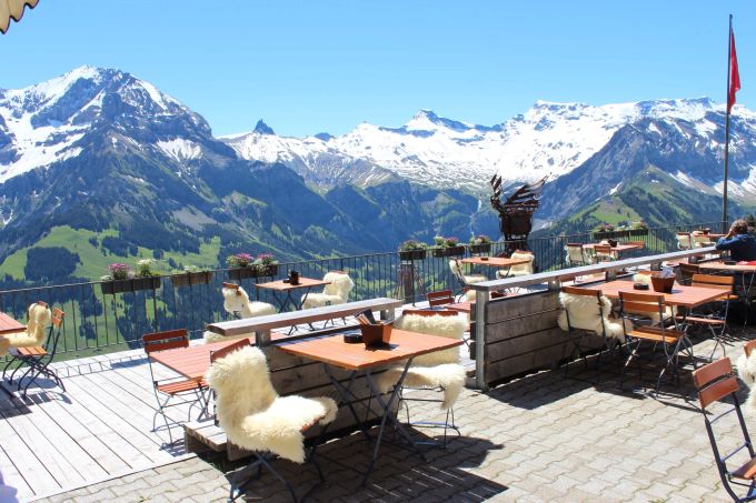 Wandern und Geniessen: Blick von der schönsten Terrasse in ganz Adelboden. Wanderungen Herbst Schweiz