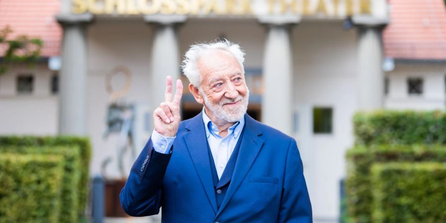 Der Intendant und Schauspieler Dieter Hallervorden vor dem Schlosspark Theater in Berlin.
