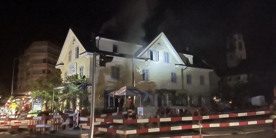 Rauch kommt aus Restaurant in Dietikon