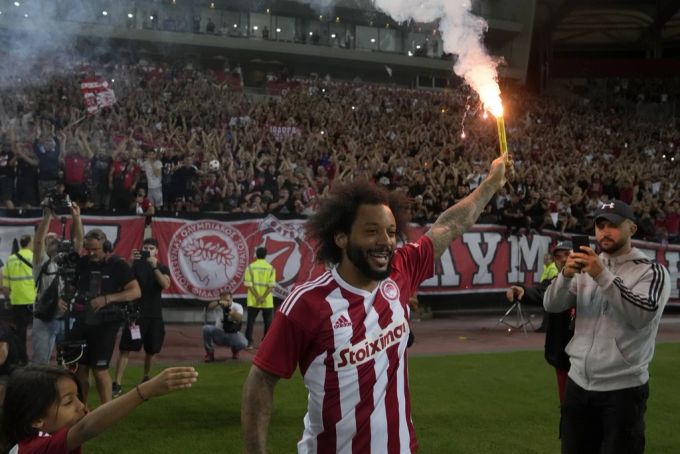 Marcelo zündet bei seiner Vorstellung gleich selber eine Fackel. Real Madrid Marcelo